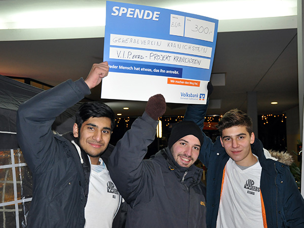 Ali, Youssef & Elias mit Scheck