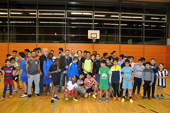 16 Teams bei der 2. V.I.P.eers-Soccer Night 2017